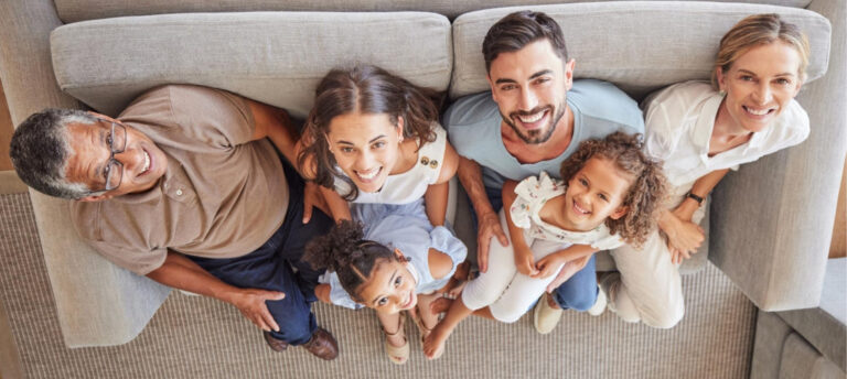 familia-feliz-con-su-sistema-de-seguridad-de-mzs-empresa-de-sistemas-de-seguridad